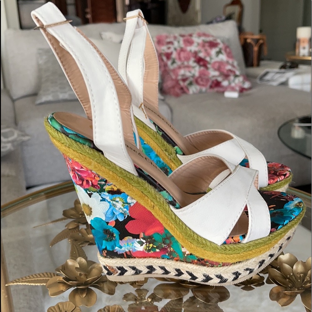 Chase and Chloe Woman floral wedge.
